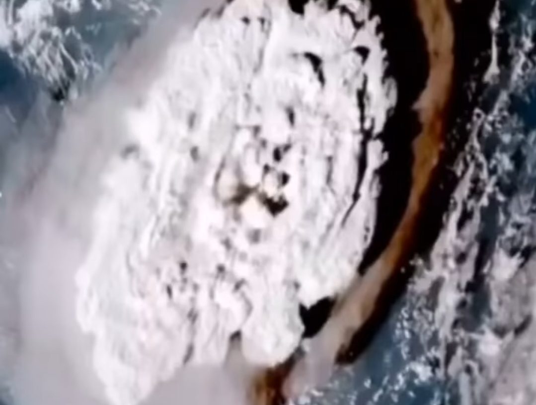 Erupción de volcán submarino provoca alerta de tsunami en costas de todo el Pacífico