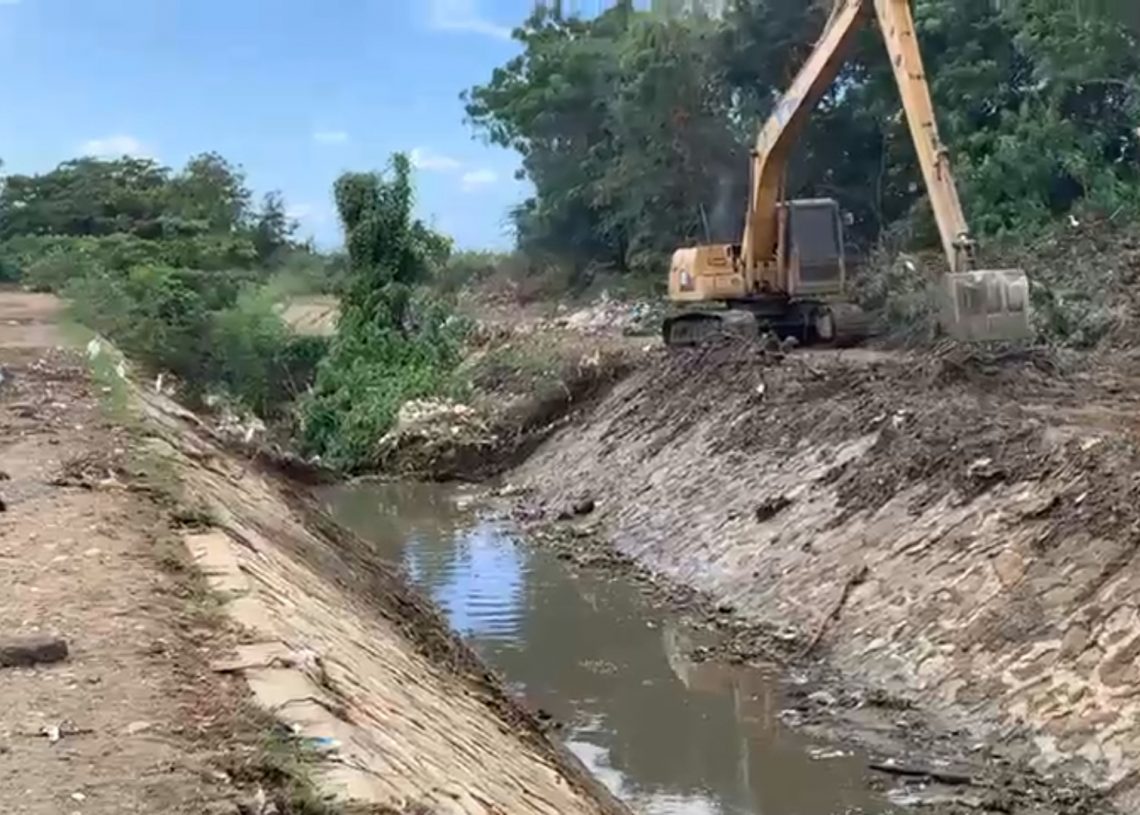 INDRHI limpia drenajes en Villa Vásquez para evitar grandes inundaciones