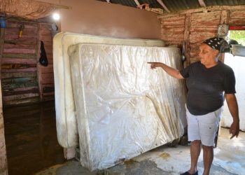 Casas en Villa Vásquez siguen llenas de lodo
