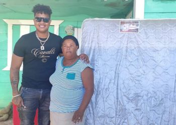Starlin Castro entrega ayuda a personas afectadas por lluvias en Montecristi