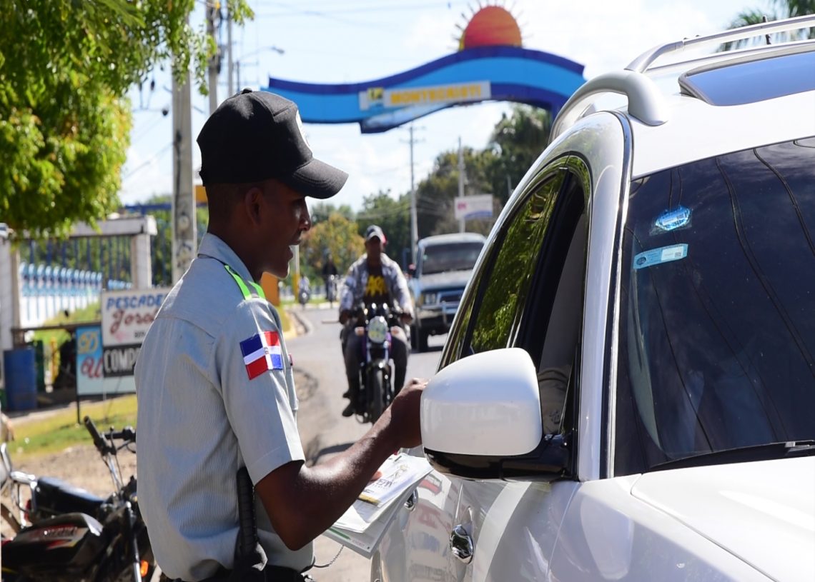 Empezaron las multas en Montecristi, la DIGESETT se tiró a las calles en cumplimiento de la ley 63-17