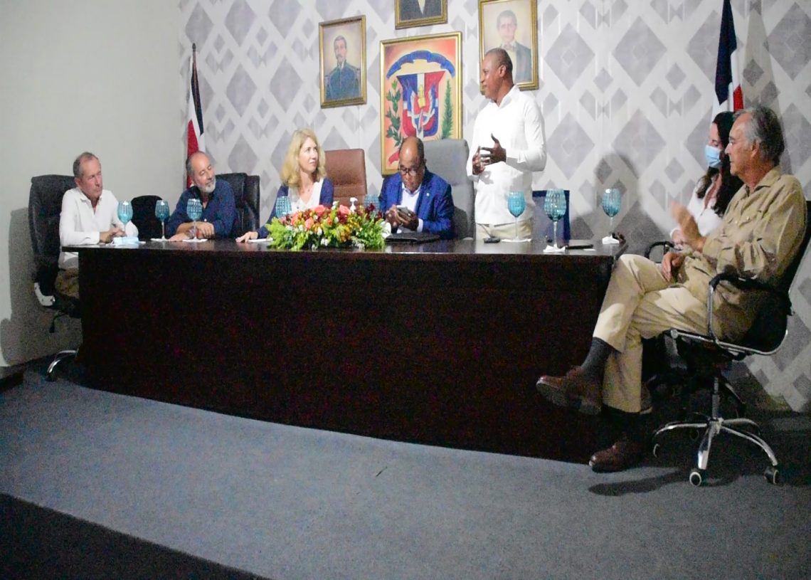 Alcaldía de Montecristi recibió la visita de 5 embajadores motivados a desarrollar nuevas inversiones