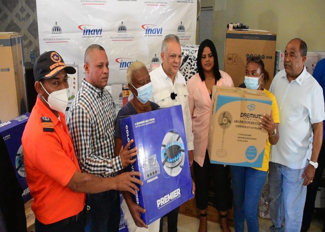 INAVI dona electrodomésticos a familias que perdieron sus ajuares por inundaciones a causa de las lluvias en Montecristi