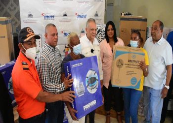 INAVI dona electrodomésticos a familias que perdieron sus ajuares por inundaciones a causa de las lluvias en Montecristi