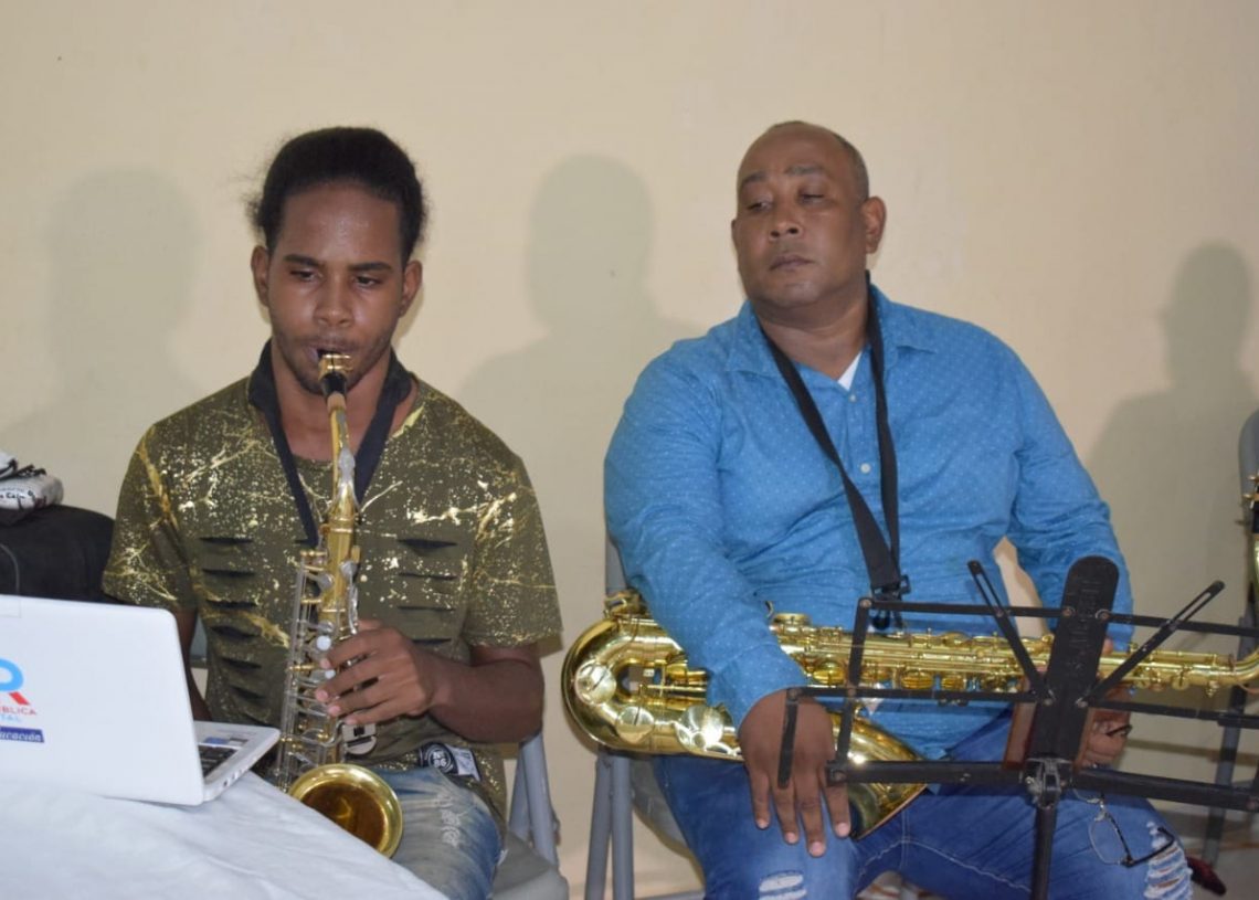 Padre denuncia dos de sus hijos agredidos por policías en Valverde