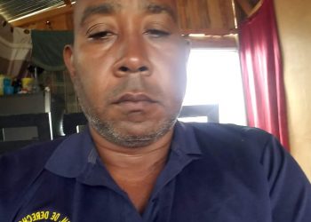 Maestro de música denuncia dos de sus hijos agredidos por policías en Valverde