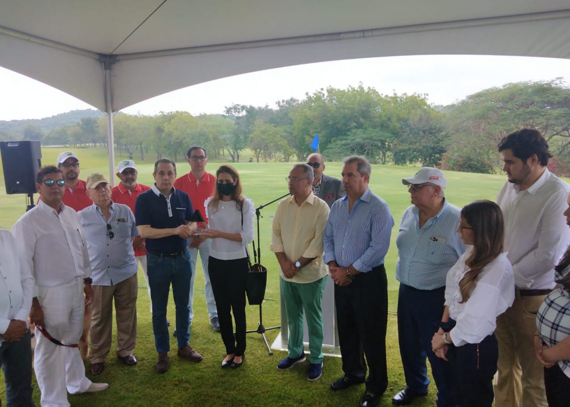 Rinde homenaje póstumo Carlos A, Fondeur V. Celebra XVIII torneo Clásico de Golf 2022
