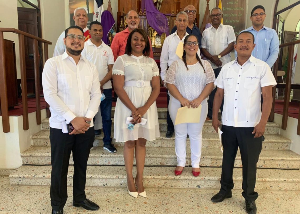 En Montecristi presidente del Circulo de Locutores y otros miembros dan lectura al Sermón de las Siete Palabras