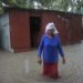 Señora de 80 años está cansada de sacar agua de su casa inundada por las lluvias