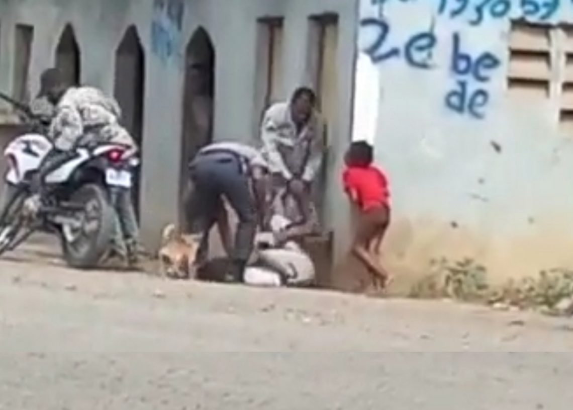 VIDEO- Arrestan y suspenden agentes por supuesta agresión a mujer en Montecristi; caso está bajo investigación