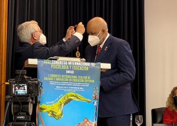 Roberto Fulcar, recibe medalla de oro en reconocimiento a la política dominicana de formación docente durante la pandemia