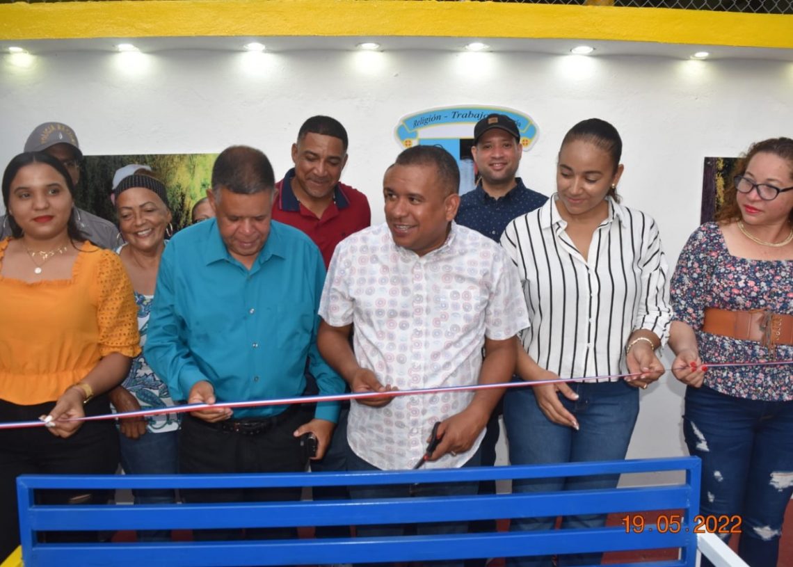 Alcalde Winston Álvarez entrega obra en Castañuelas