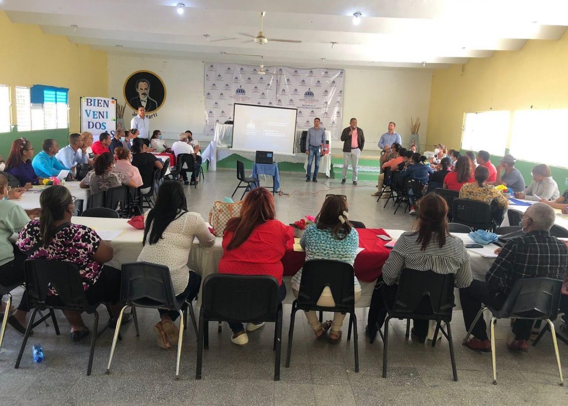 Regional 13, capacita comité financiero de las juntas de los distritos y centros educativos