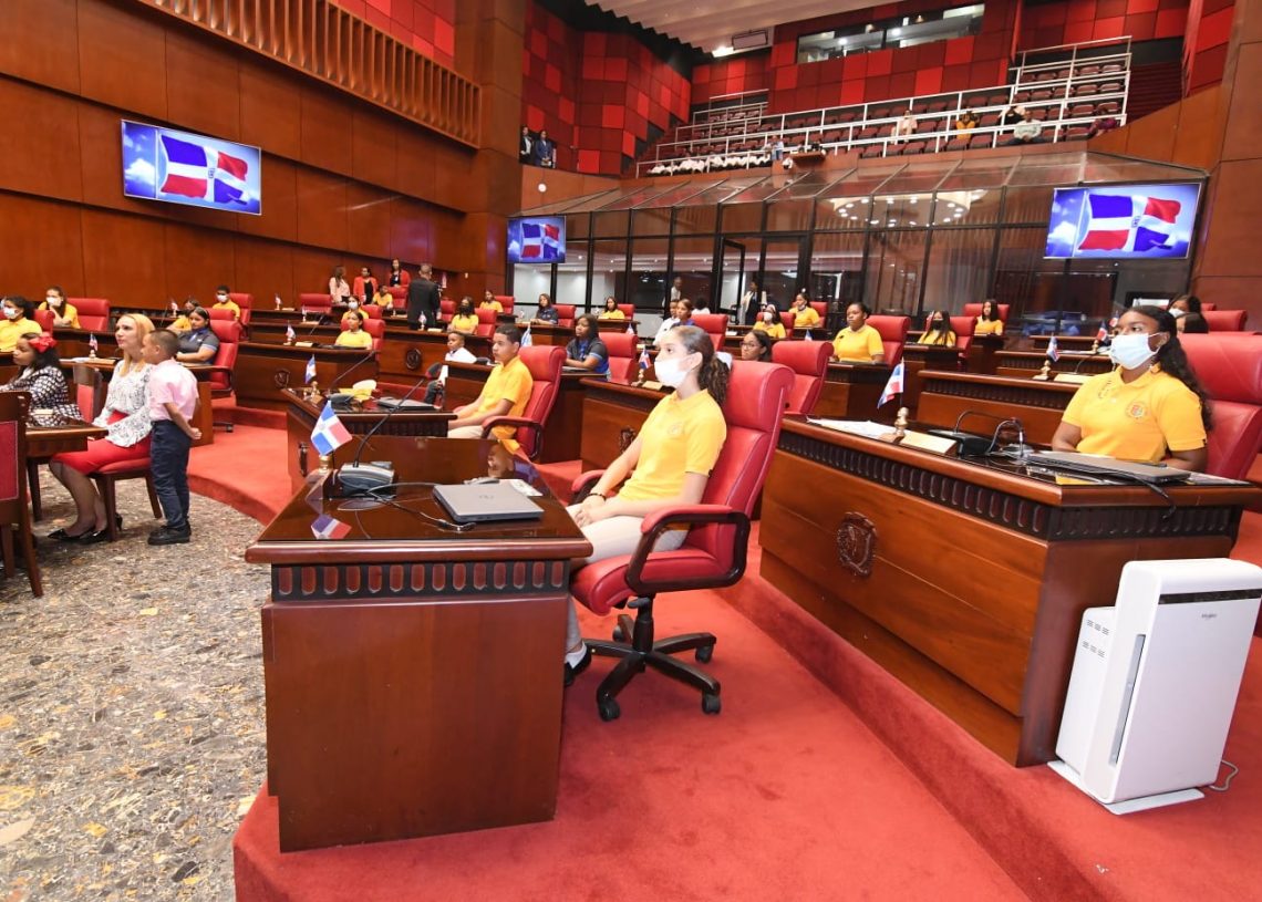 El Senado de la República acoge a estudiantes de distintos centros educativos de Montecristi