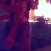 Un hombre rescató a una niña de un incendio: saltó por la ventana de un segundo piso con ella en brazos