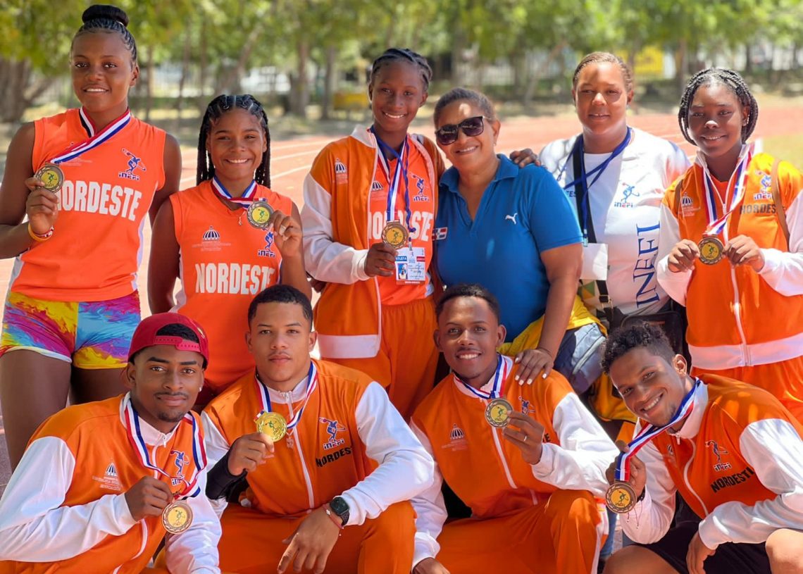 ¡MUY BUEN DESEMPEÑO! La regional 13 y su director Franklin Núñez celebran triunfo de atletas