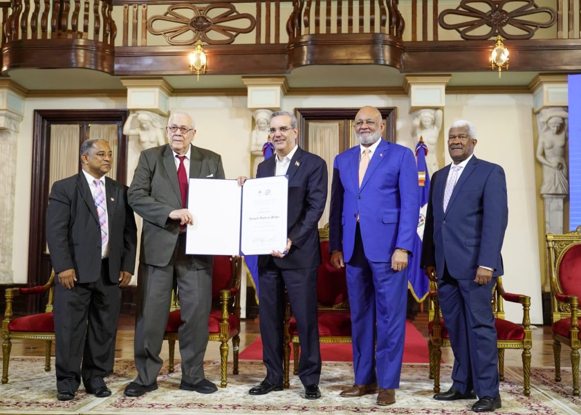 Presidente Luis Abinader y ministro de Educación Roberto Fulcar entregan Premio Nacional de Periodismo 2022 a Bonaparte Gautreaux Piñeyro