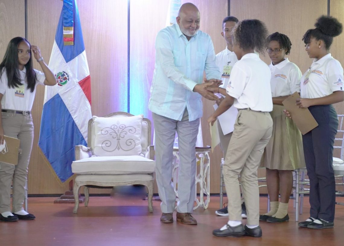 Estudiantes exponen a Roberto Fulcar su visión sobre desafíos y soluciones en educación