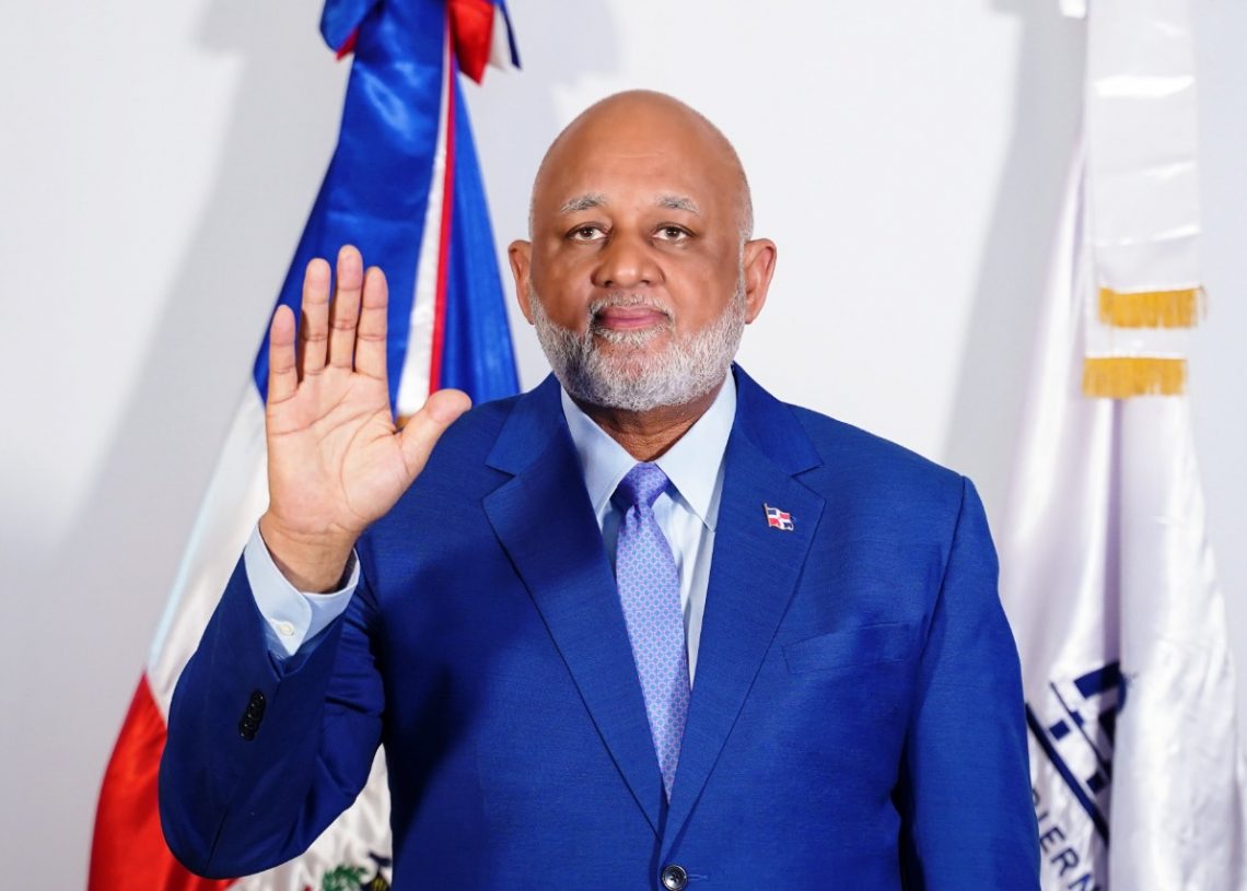 Ministro Roberto Fulcar tomó juramento hoy y presentó su plan para desarrollar la educación en la región