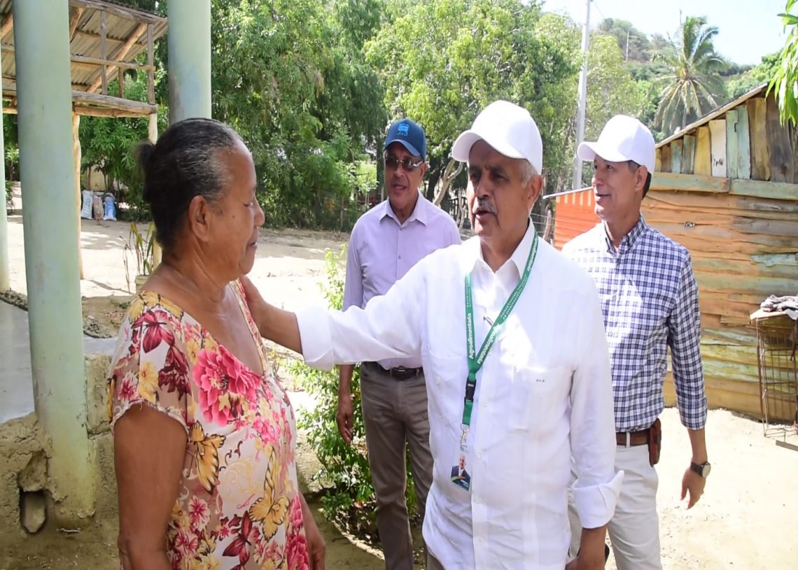 Gobierno entrega módulos de crianza ovicaprina y gallinas ponedoras en Montecristi