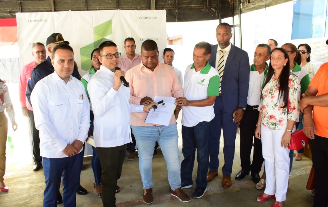 Coopsano dona ambulancia al Distrito Municipal de Palo Verde