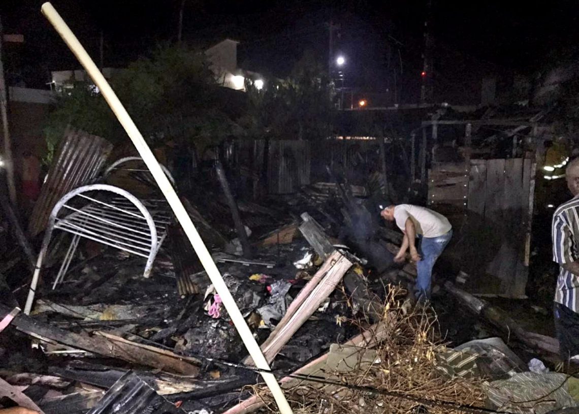 En Castañuelas dos viviendas resultaron destruidas una tercera parcial por incendio