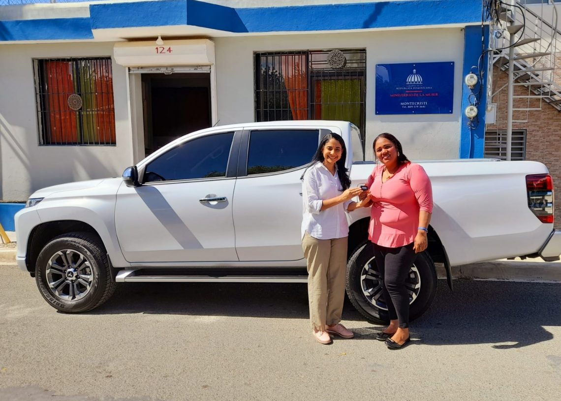Ministerio de la Mujer entrega vehículo a oficina provincial en Montecristi para mejorar los servicios de la Línea de Emergencia *212