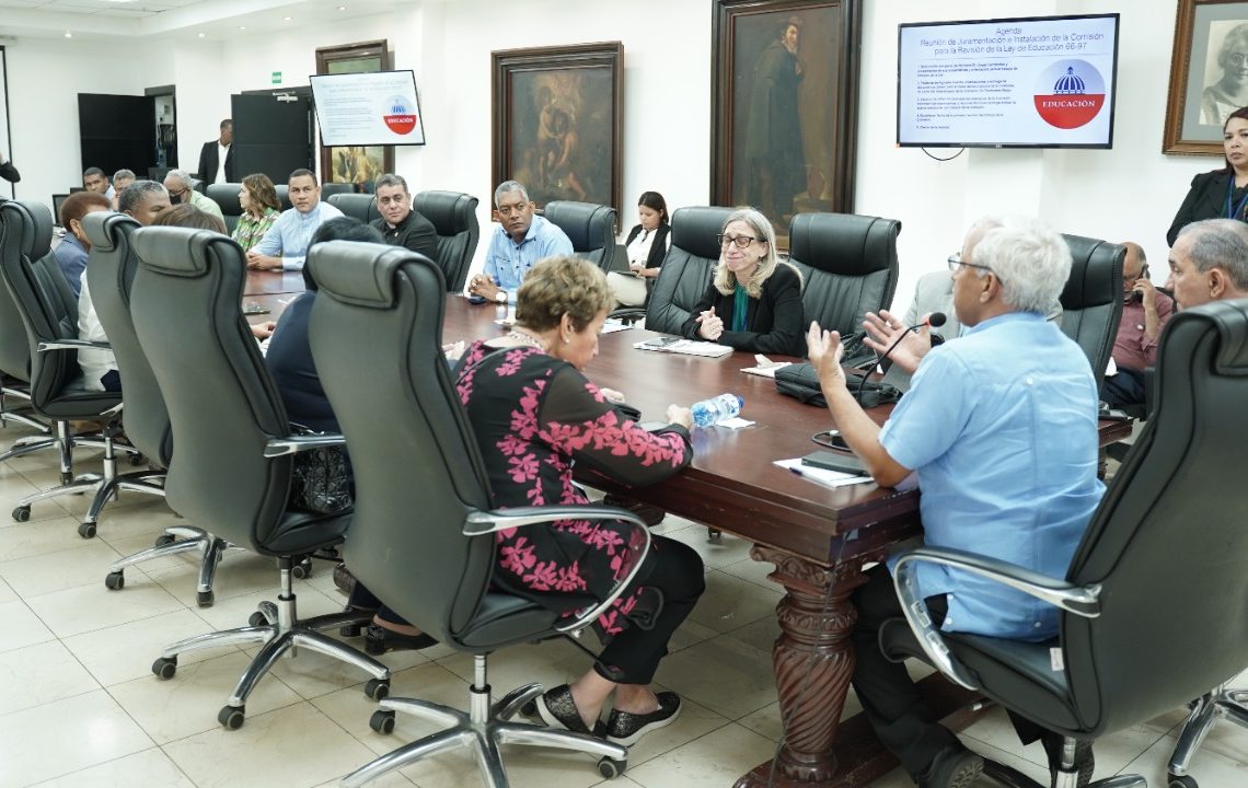 El MINERD instala comisión que revisará la Ley General de Educación