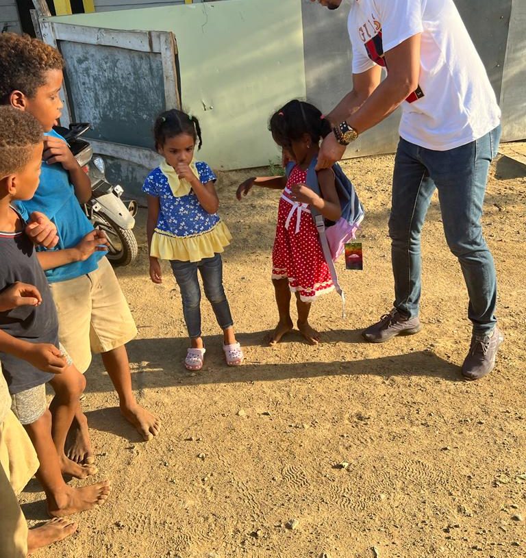 Amore, entrega mil mochilas con útiles escolares, en barrios de Montecristi