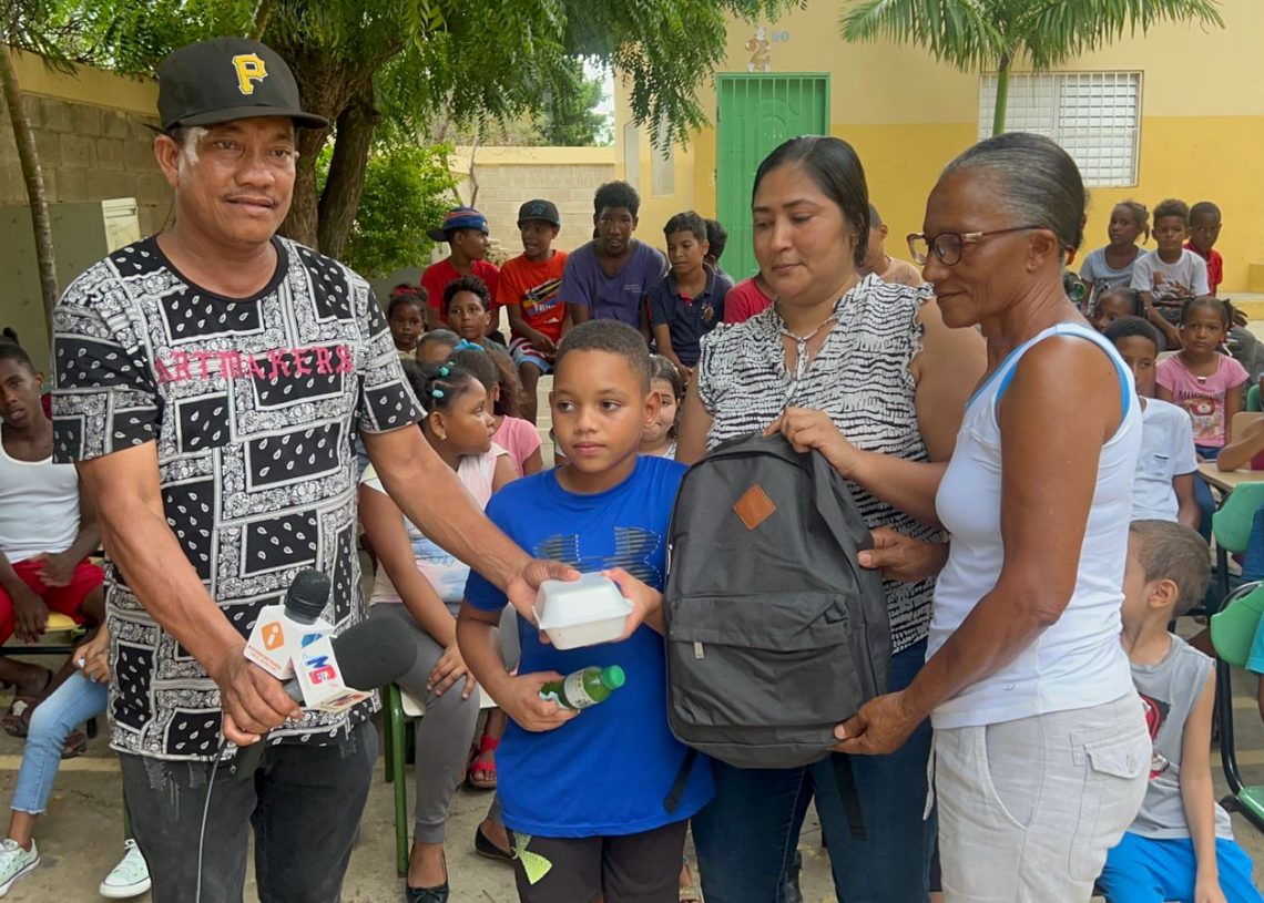 Starlin Castro entrega útiles escolares a niños necesitados de Montecristi