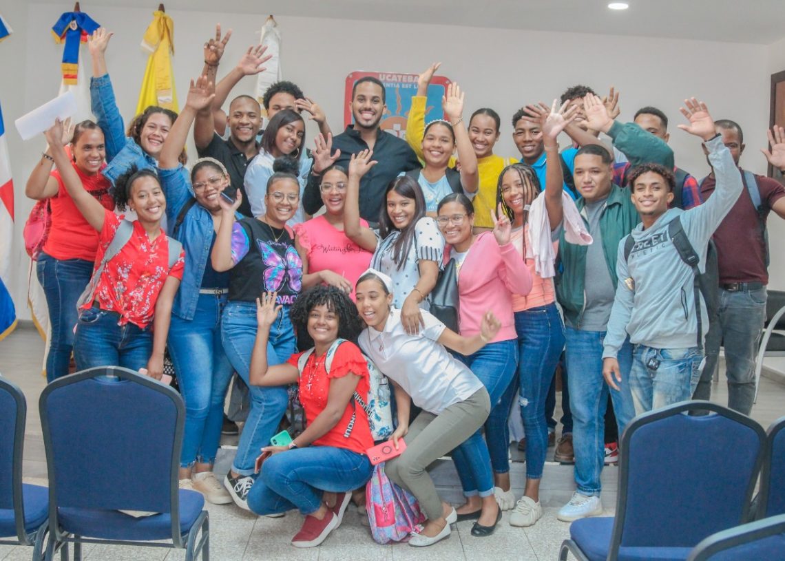 Ministerio de la Juventud y Ucateba firman convenio para beneficiar estudiantes en Barahona