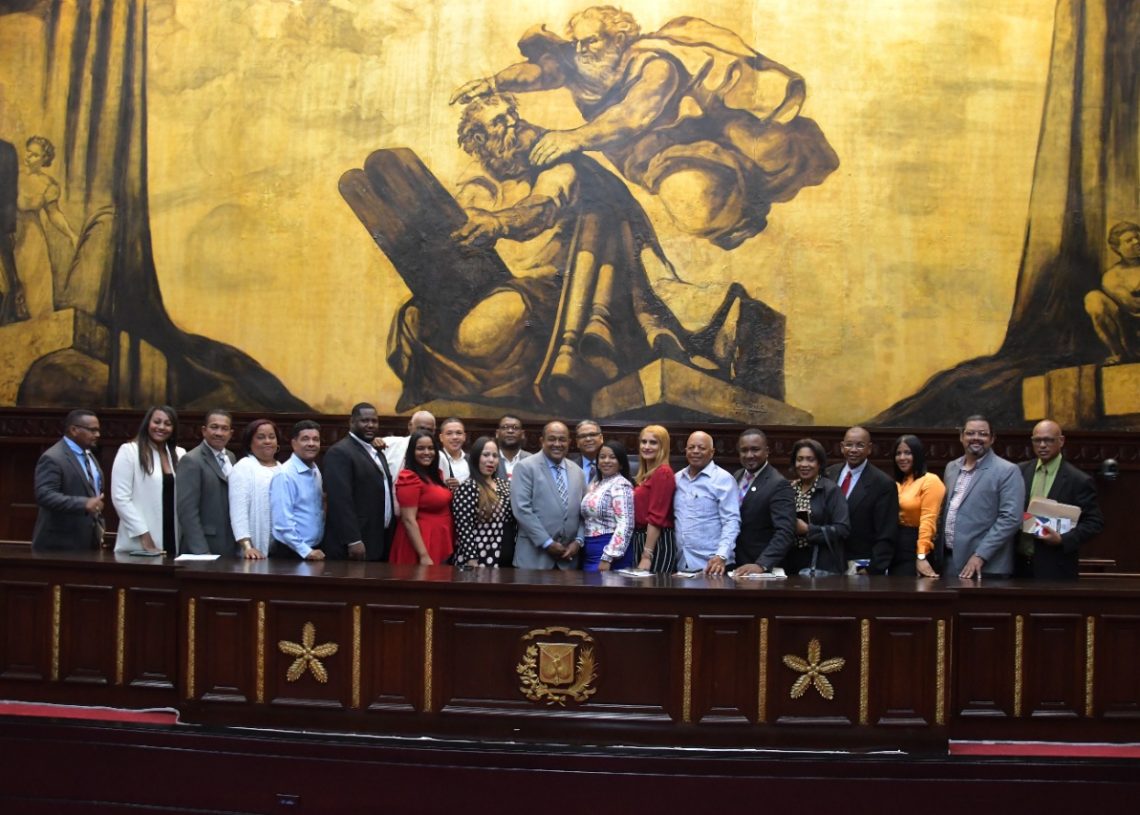 Locutores de la provincia Montecristi recorren el Senado de la República