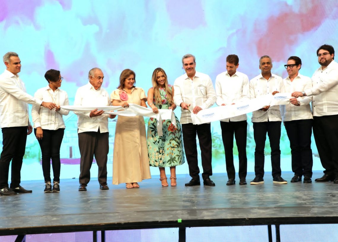 Con una inversión superior a los 1,750 millones de dólar, el Presidente Abinader dio inicio a la construcción del proyecto energético en Manzanillo