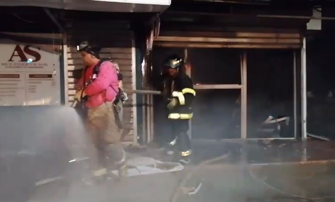 VIDEO- Cortocircuito provoca incendio y destruye Canal de TV, Sucursal EPS, Banca de apuesta, colmado y viviendas