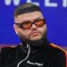 El consejo de Farruko a los artistas tras Bad Bunny lanzar celular a una fanática