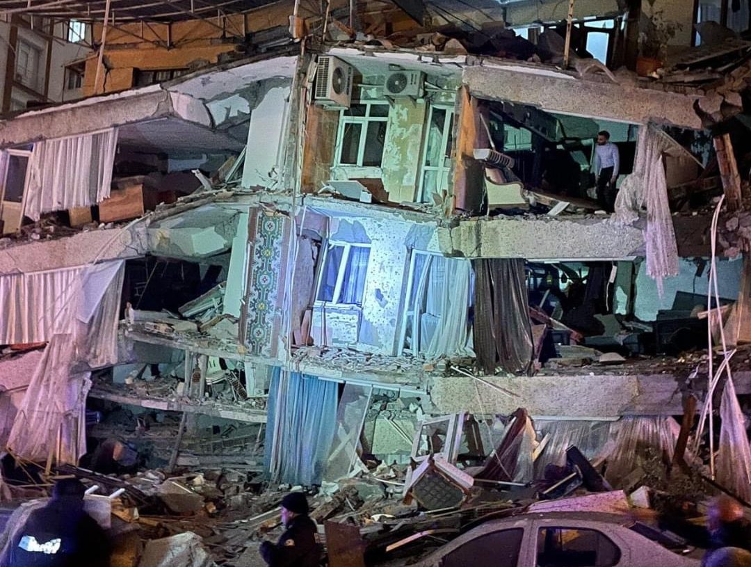 Terremoto de 7.4 grados estremece Turquía y colapsa edificios