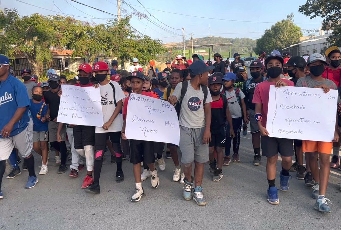 Con carteles en sus manos, niños y entrenadores exigen remodelación del play de Villa Vásquez