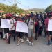 Con carteles en sus manos, niños y entrenadores exigen remodelación del play de Villa Vásquez