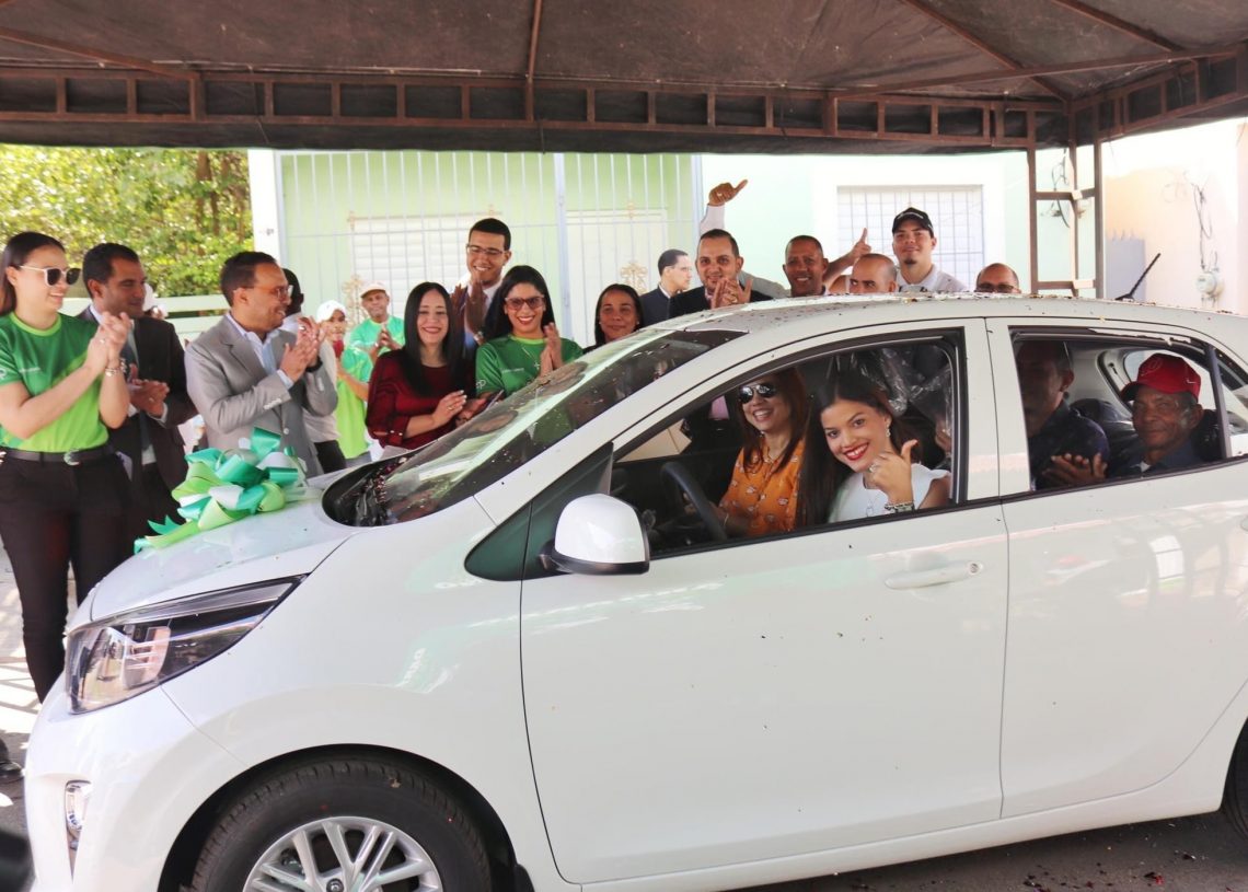 COOPSANO ENTREGA CARRO 0 KILÓMETRO A SOCIA GANADORA EN ESPERANZA  Agraciada de su recién finalizada campaña “Año Nuevo Ahorra´o y Monta´o”.