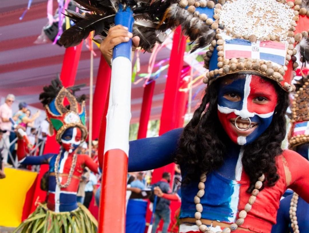 Las comparsas infantiles dan inicio al Desfile Nacional de Carnaval
