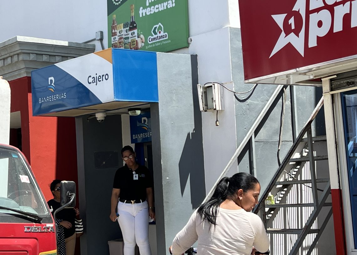 Detienen hombre con 19 tarjetas clonadas de diferentes banco en Montecristi