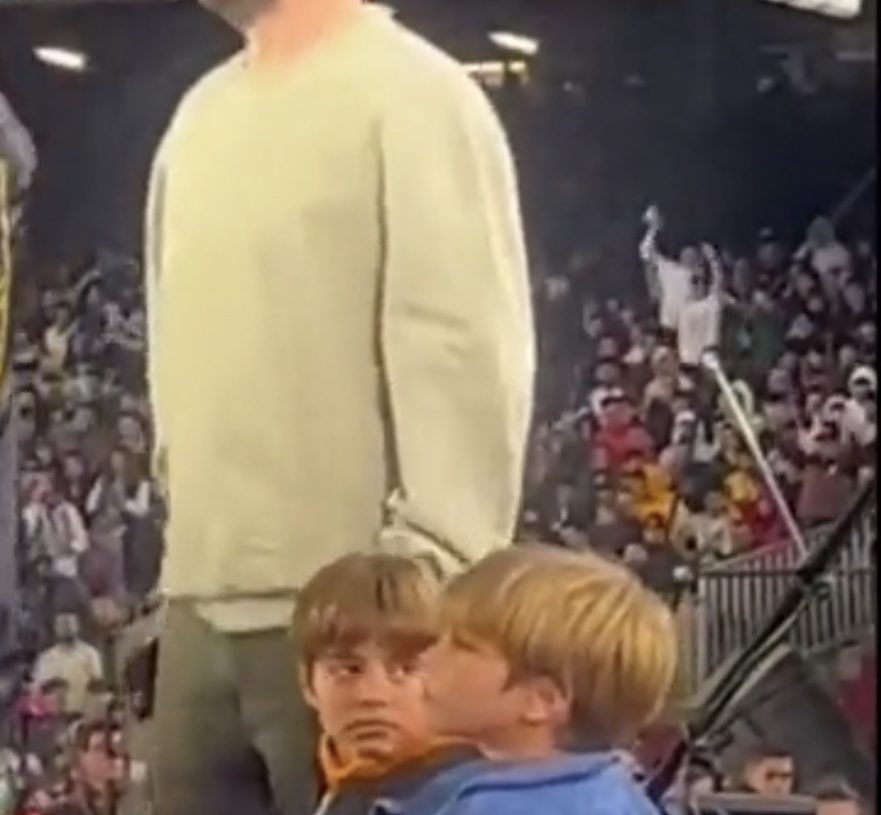Piqué lleva a sus hijos al trabajo y sus reacciones se hacen virales