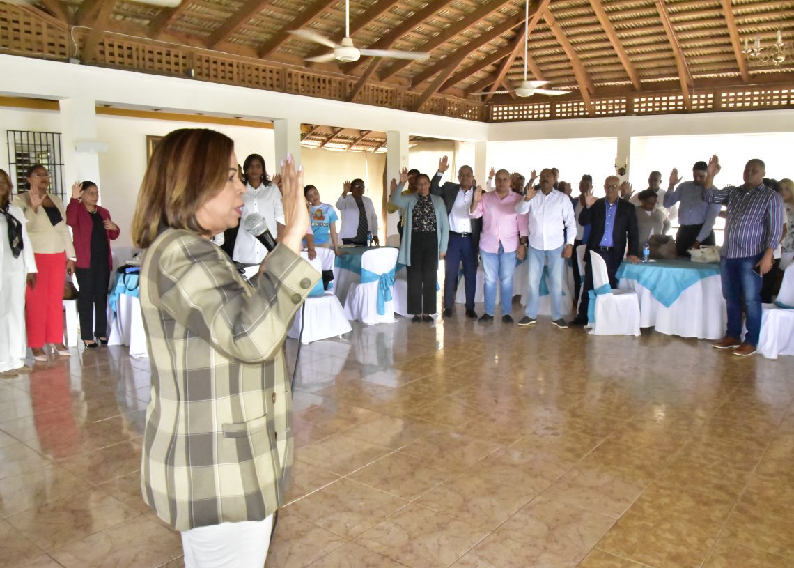 Viceministra de descentralización juramenta mesas de diálogo regional y distrital de Montecristi y Dajabón