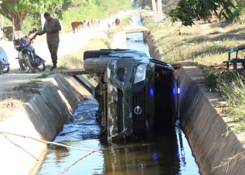 En Dajabón vehículo del Ejército cae dentro de un canal cuando perseguia traficantes haitianos