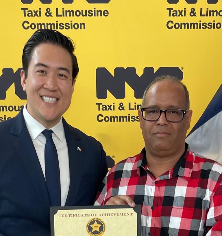 Montecristeño es reconocido como uno de los taxistas más seguros de la Ciudad de Nueva York