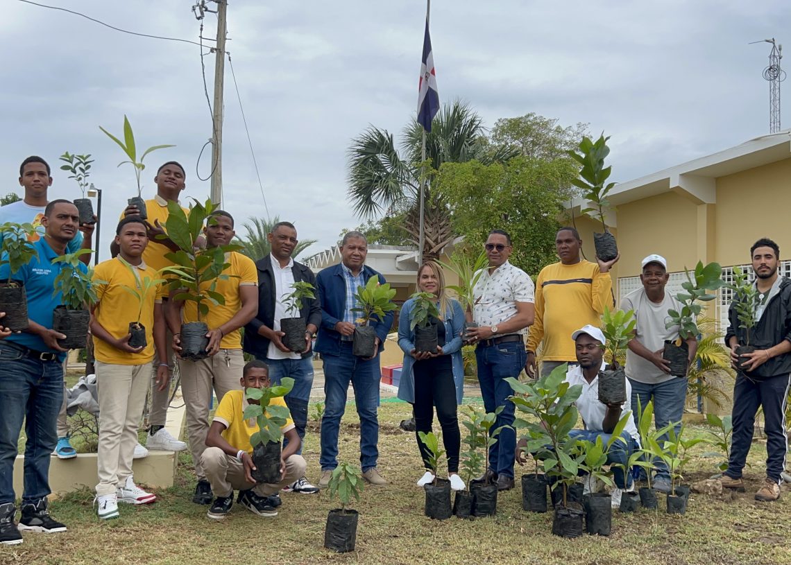 Regional 13 desarrolla jornada de reforestación en Montecristi y Dajabón, mas de 300 estudiantes participan en la jornada
