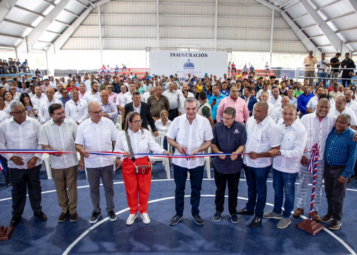 Presidente Abinader entrega cinco polideportivos y otras instalaciones en provincias Duarte y Sánchez Ramírez