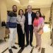 Presidente Abinader entrega sus «paqueticos de café» a joven dominicana residente en Londres