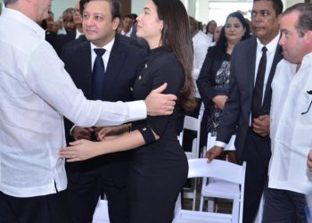 Abinader acude a velatorio madre de Abel Martínez