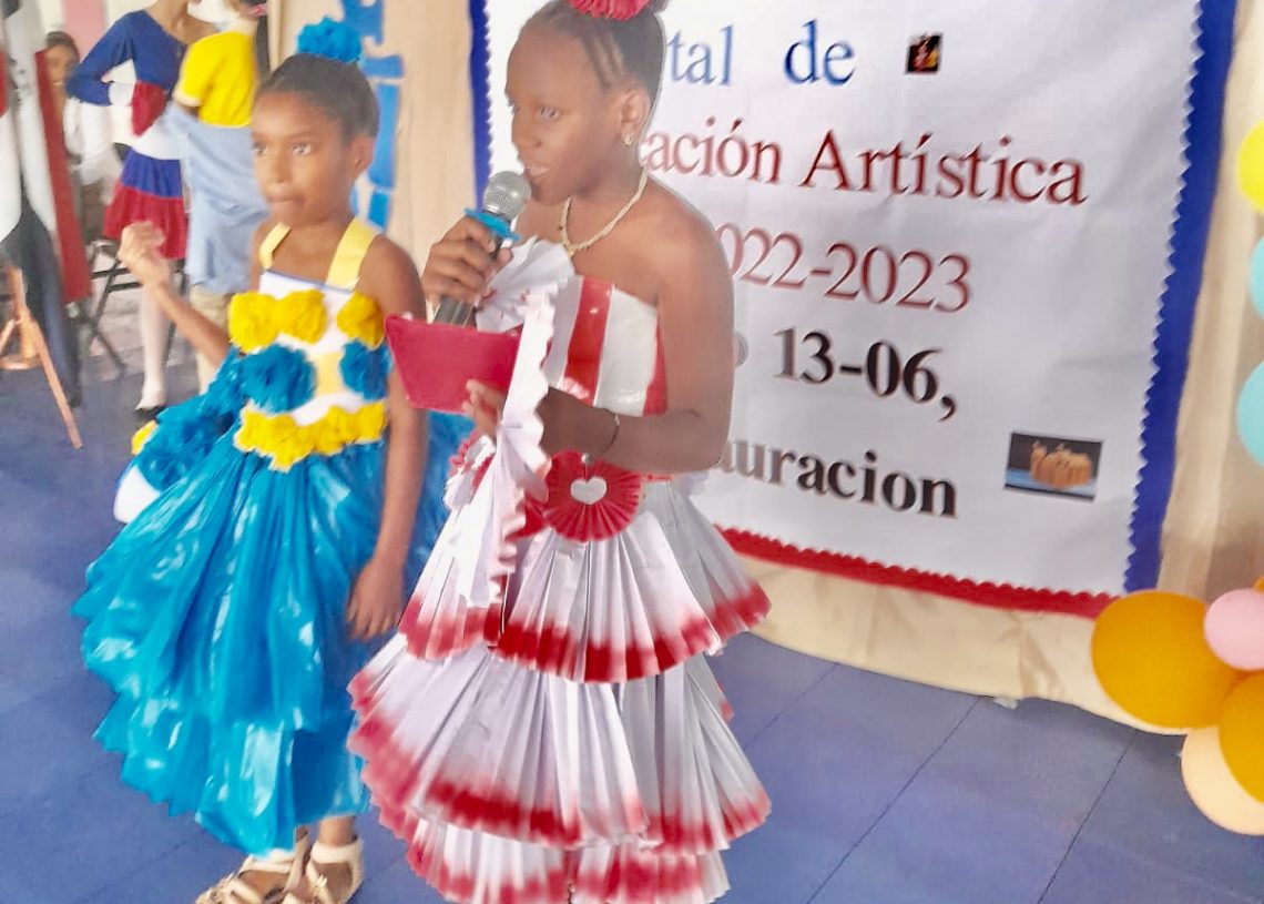 Más de 150 estudiantes del distrito 13-06 crearon piezas con material reciclado durante muestra artística de restauración